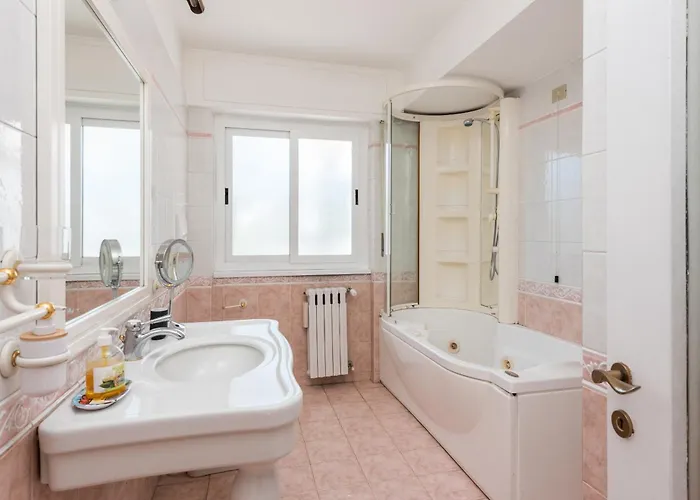 Vatican-metro A Panoramic Penthouse With Jacuzzi